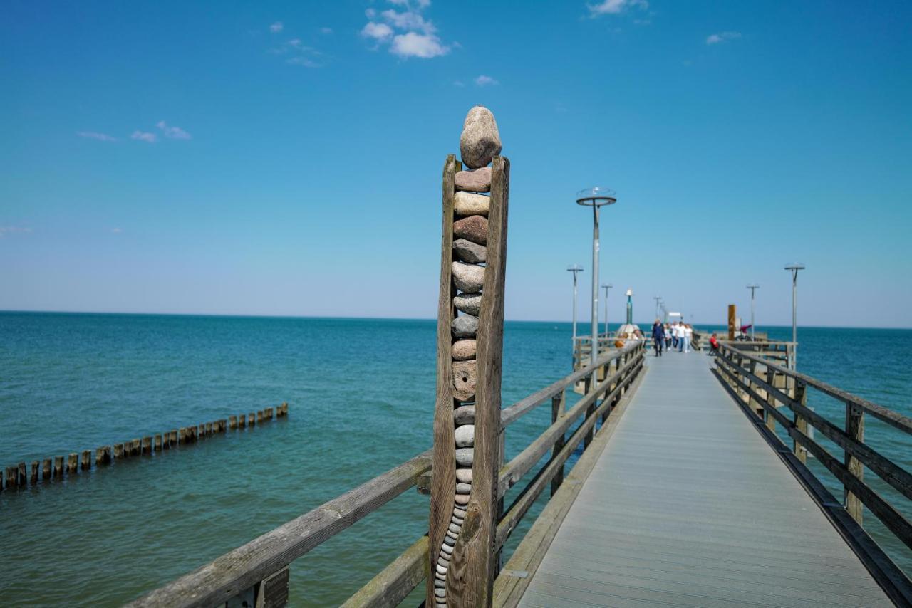 Ferienwohnungen Meerfarbig Zingst - Haustierfrei -Terrasse Mit Strandkorb Oder Balkon - E-Ladesaeule - Parkplatz - Wlan - Fahrradschuppen - Waschtrockner - Ruhig Und Zentral - Nichtraucher ภายนอก รูปภาพ
