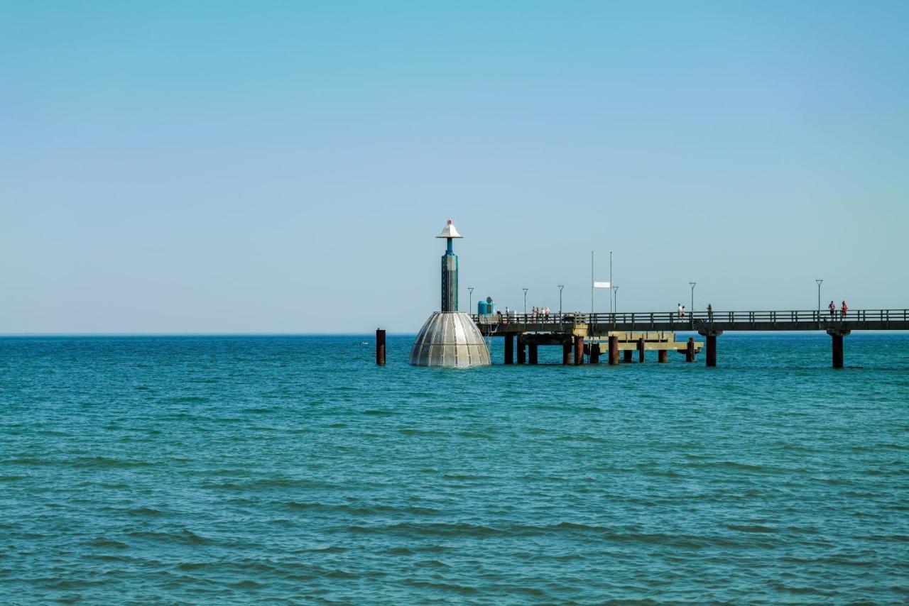 Ferienwohnungen Meerfarbig Zingst - Haustierfrei -Terrasse Mit Strandkorb Oder Balkon - E-Ladesaeule - Parkplatz - Wlan - Fahrradschuppen - Waschtrockner - Ruhig Und Zentral - Nichtraucher ภายนอก รูปภาพ