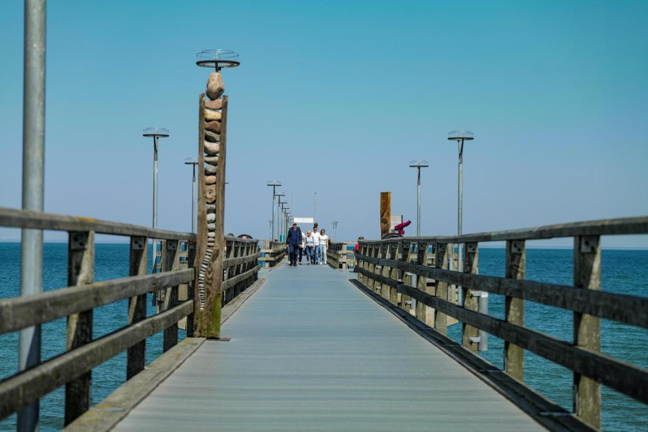 Ferienwohnungen Meerfarbig Zingst - Haustierfrei -Terrasse Mit Strandkorb Oder Balkon - E-Ladesaeule - Parkplatz - Wlan - Fahrradschuppen - Waschtrockner - Ruhig Und Zentral - Nichtraucher ภายนอก รูปภาพ