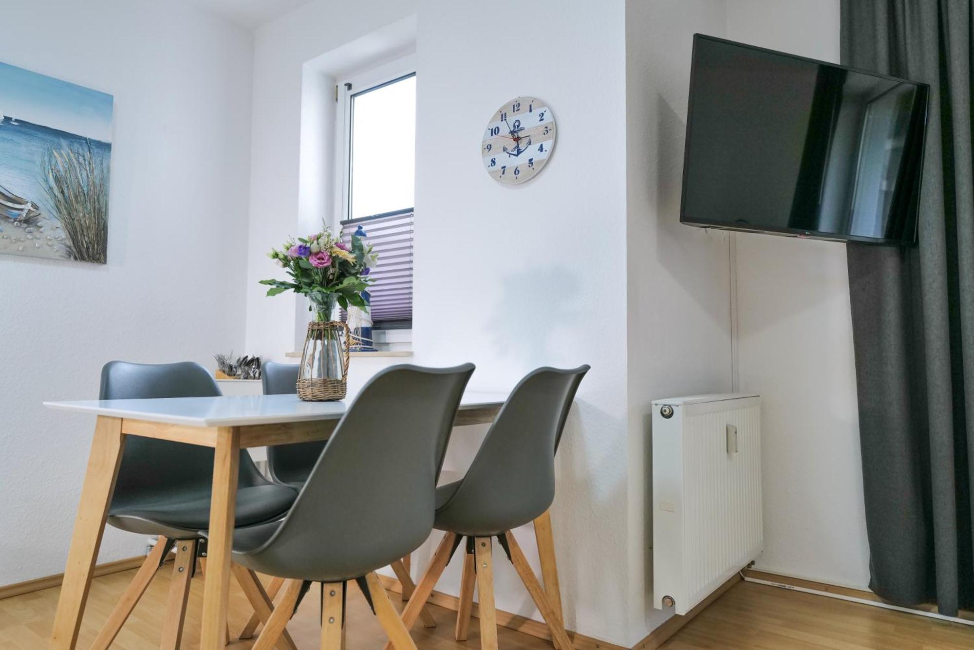 Ferienwohnungen Meerfarbig Zingst - Haustierfrei -Terrasse Mit Strandkorb Oder Balkon - E-Ladesaeule - Parkplatz - Wlan - Fahrradschuppen - Waschtrockner - Ruhig Und Zentral - Nichtraucher ภายนอก รูปภาพ